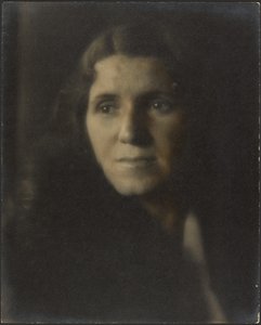 Porträt einer Frau im Schatten von Louis Fleckenstein