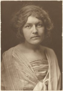[Porträt einer Frau im Seidenkleid mit Schal] von Louis Fleckenstein