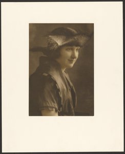 Porträt einer Frau mit Strohhut von Louis Fleckenstein