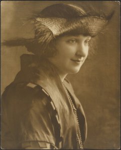 Porträt einer Frau mit Strohhut von Louis Fleckenstein