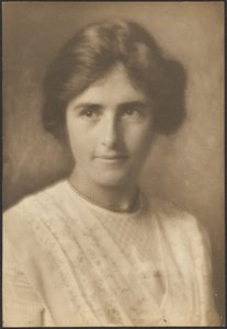 [Porträt einer Frau mit Perlenkette] von Louis Fleckenstein