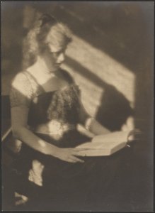 Porträt einer Frau mit Buch von Louis Fleckenstein