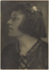 [Porträt einer Frau mit Schmetterlingshaarklammer] von Louis Fleckenstein