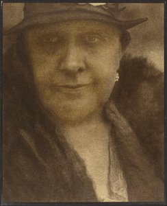 Porträt einer Frau mit Diamantohrring von Louis Fleckenstein