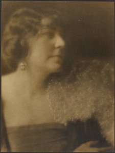 [Porträt einer Frau mit Blumen] von Louis Fleckenstein