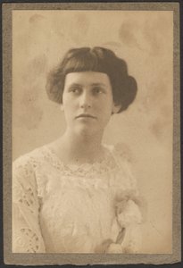 [Porträt einer Frau mit Blumen auf dem Kleid]
