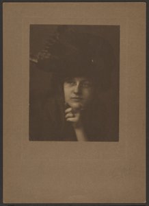 Porträt einer Frau mit großem Hut und Brille von Louis Fleckenstein