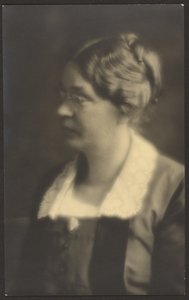 [Porträt einer Frau mit offenem Buch (beschnitten)] von Louis Fleckenstein