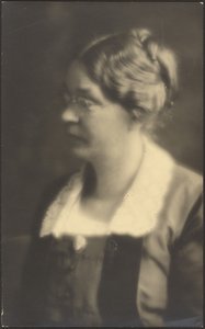 Porträt einer Frau mit offenem Buch (beschnitten) von Louis Fleckenstein