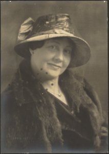 [Porträt einer Frau mit gepunktetem Schleier] von Louis Fleckenstein