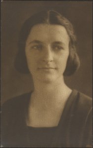 [Porträt einer Frau mit gestreifter Jacke] von Louis Fleckenstein