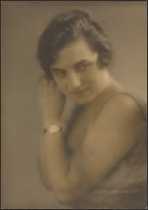 Porträt einer Frau mit Uhr von Louis Fleckenstein