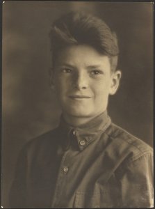 [Porträt eines jungen Jungen im Hemd mit Knöpfen] von Louis Fleckenstein