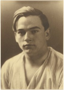 Porträt eines jungen Mannes im gestreiften Hemd von Louis Fleckenstein