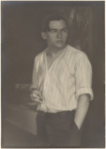 [Porträt eines jungen Mannes im gestreiften Hemd mit Zigarette] von Louis Fleckenstein