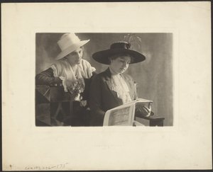 Porträt von zwei Frauen mit Buch von Louis Fleckenstein