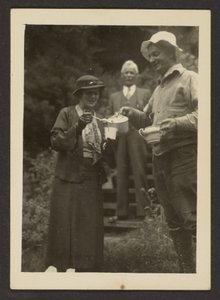 [Tee einschenken im Freien] von Louis Fleckenstein