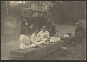 [Picknickszene am Straßenrand] von Louis Fleckenstein