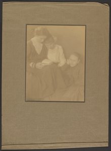 [Drei Romafrauen sitzen zusammen]
