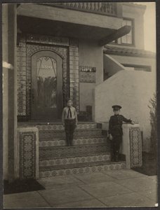 [Zwei Jungen vor Fleckensteins Studio in Long Beach] von Louis Fleckenstein