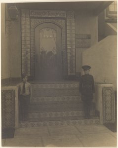 Zwei Jungen vor Fleckensteins Studio in Long Beach, CA von Louis Fleckenstein