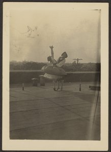 [Zwei Tänzer auf dem Dach] von Louis Fleckenstein