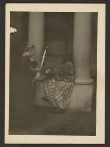 Zwei Figuren in der Nähe von Säulen