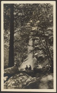 [Zwei Figuren am Wasserfall im Wald] von Louis Fleckenstein