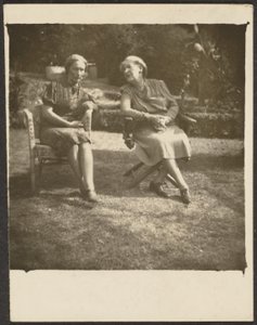 [Zwei Frauen in Gartenstühlen]