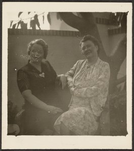 (Zwei Frauen im Garten) von Louis Fleckenstein