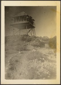 [Wachturm in Landschaft] von Louis Fleckenstein
