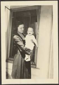 [Frau hält lächelndes Baby] von Louis Fleckenstein
