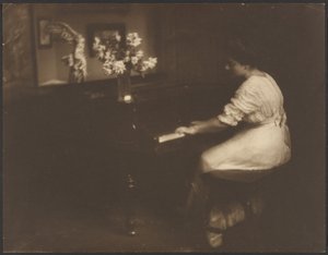 Frau, die Klavier spielt
