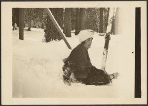 Frau, die im Schnee sitzt von Louis Fleckenstein