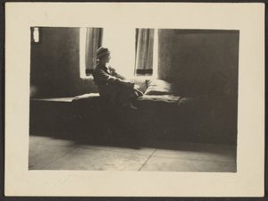 [Frau im Fenster sitzend] von Louis Fleckenstein