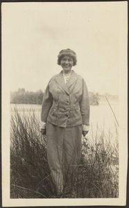 Frau, die im Schilf steht von Louis Fleckenstein