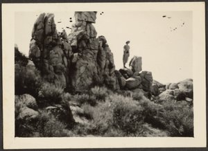 Frau steht auf Felsen von Louis Fleckenstein