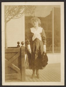[Frau auf dem Bürgersteig stehend] von Louis Fleckenstein
