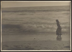 [Frau beim Spaziergang in der Brandung am Strand] von Louis Fleckenstein