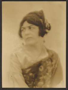 [In einen Schal gehüllte Frau] von Louis Fleckenstein