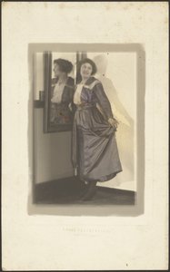Frau und ihr Spiegelbild