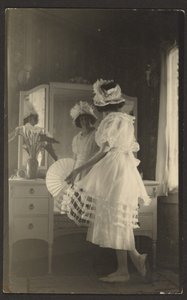 [Frau am Spiegel mit Fächer]
