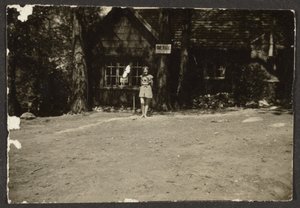 Frau vor Hütte von Louis Fleckenstein