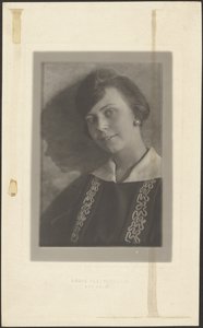 Frau im Kleid mit Schnörkelpaspel von Louis Fleckenstein