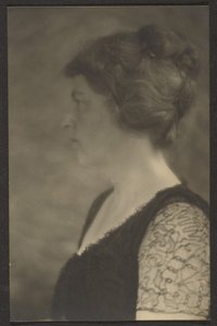 [Frau im Profil] von Louis Fleckenstein