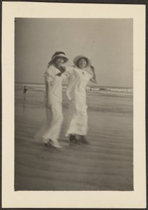 [Frau in weißen Kleidern am Strand] von Louis Fleckenstein