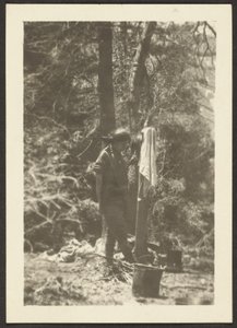 Frau mit Eimern im Wald von Louis Fleckenstein