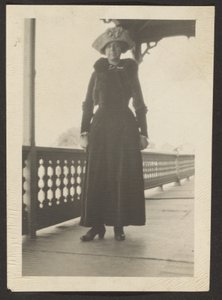 Frau auf dem Balkon