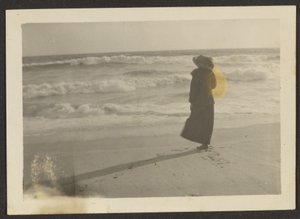 Frau am Strand von Louis Fleckenstein
