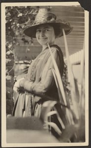 [Frau auf der Veranda] von Louis Fleckenstein